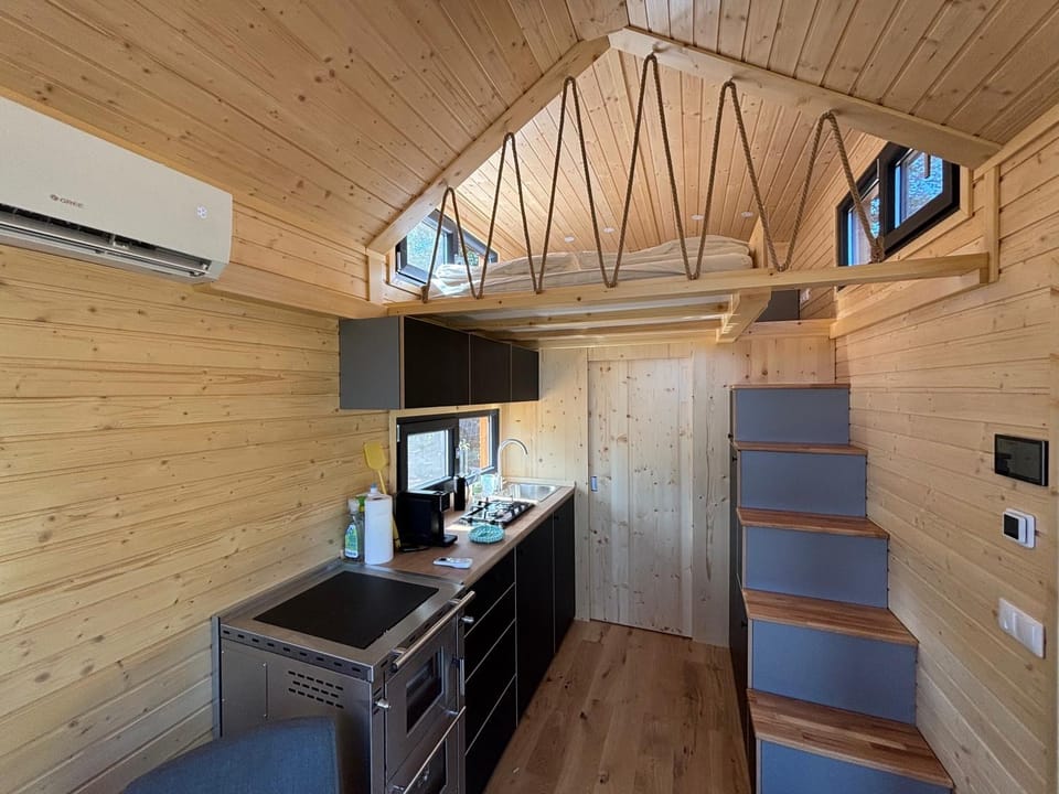 Kitchen or kitchenette, oven, stove