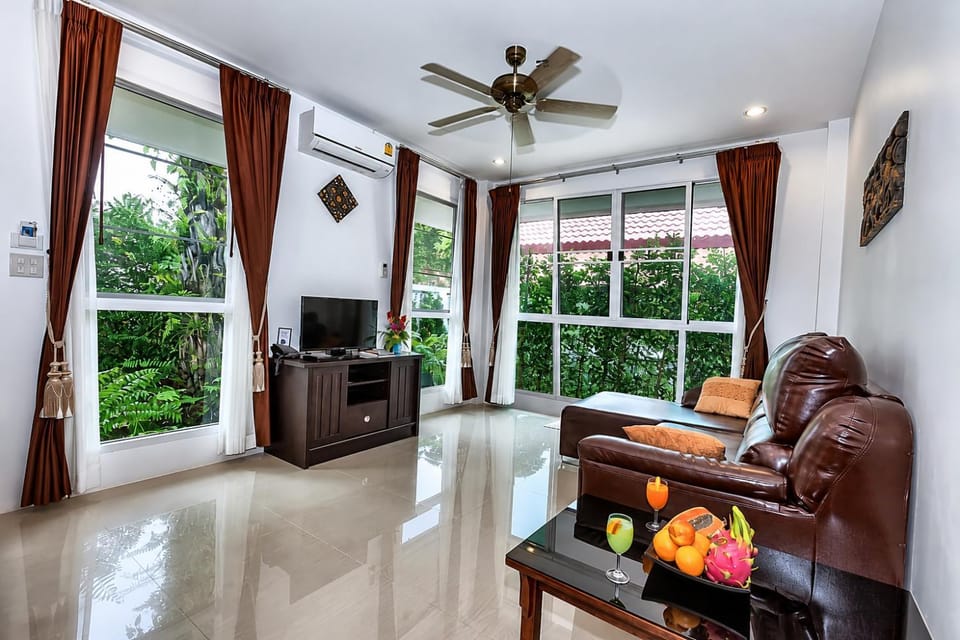 TV and multimedia, View (from property/room), Living room, Seating area, Dining area
