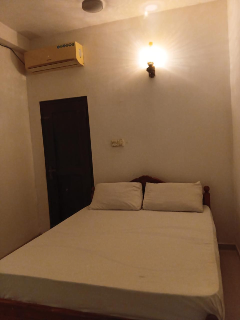 Bed, Photo of the whole room, Bedroom, air conditioner