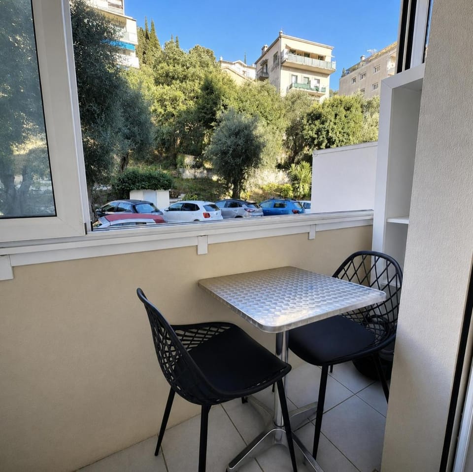 Charmant appartement au calme à proximité du Port, de la veille ville de Nice , de la Promenade des Anglais Apartment in Nice