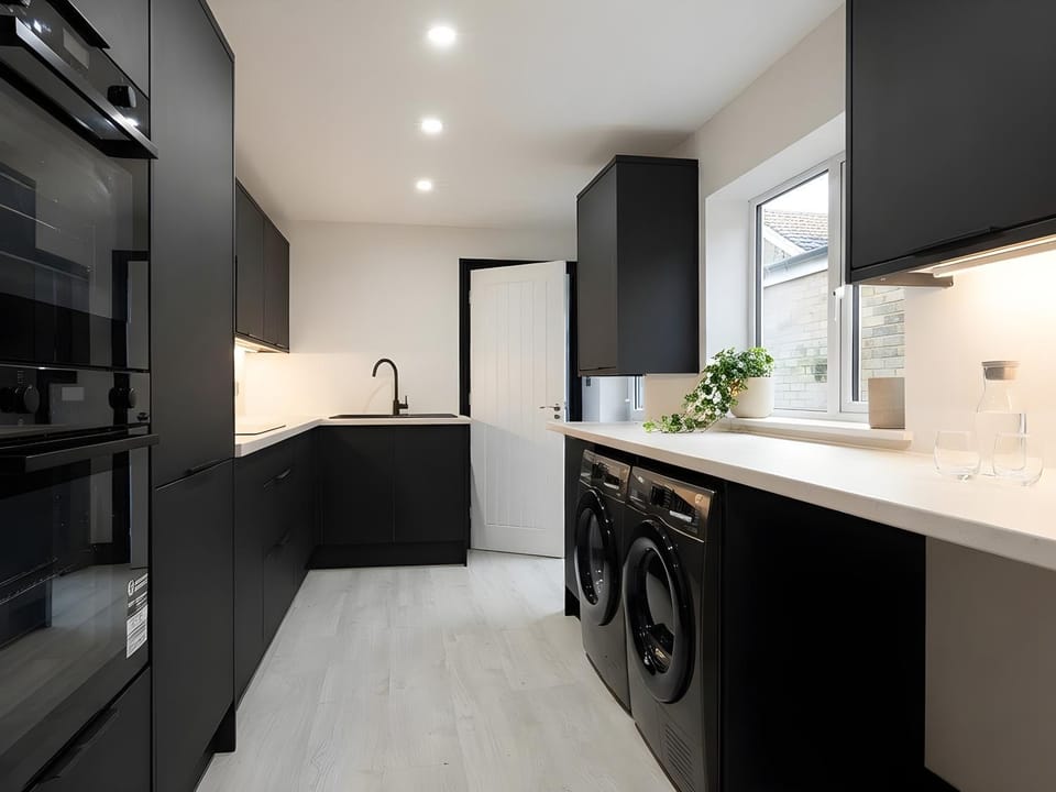 House Sleeps 6 with Patio House in Cardiff
