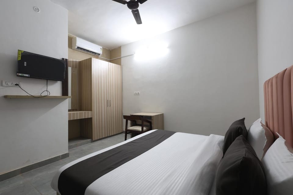 Communal lounge/ TV room, Bed, Bedroom