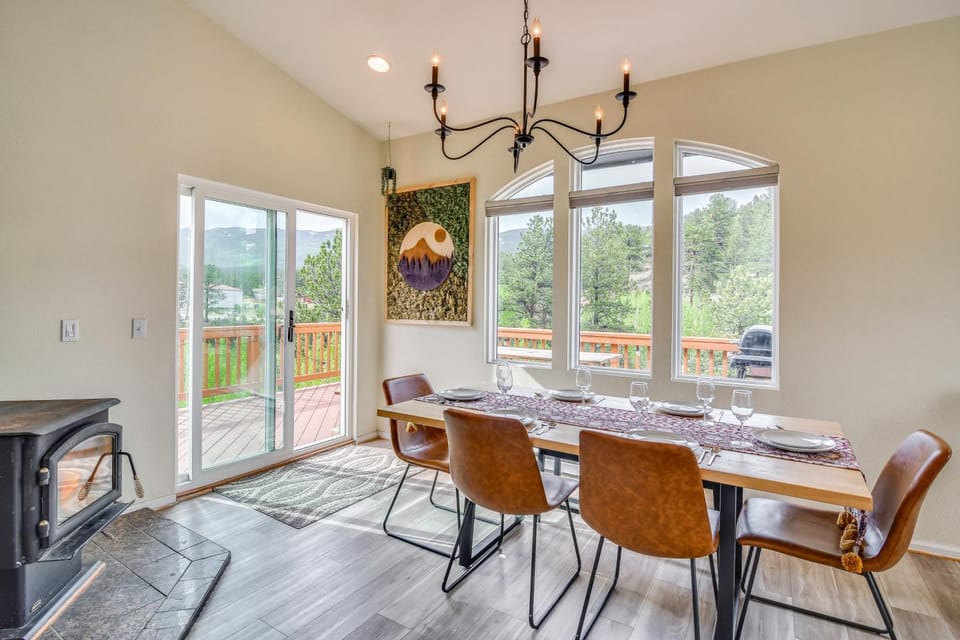 Blue Sky Retreat w/ 3rd-Floor Mtn Views, Starlink House in Bailey