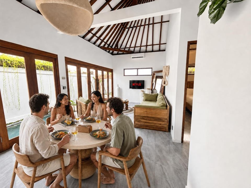 Dining area, Food, Drinks, group of guests