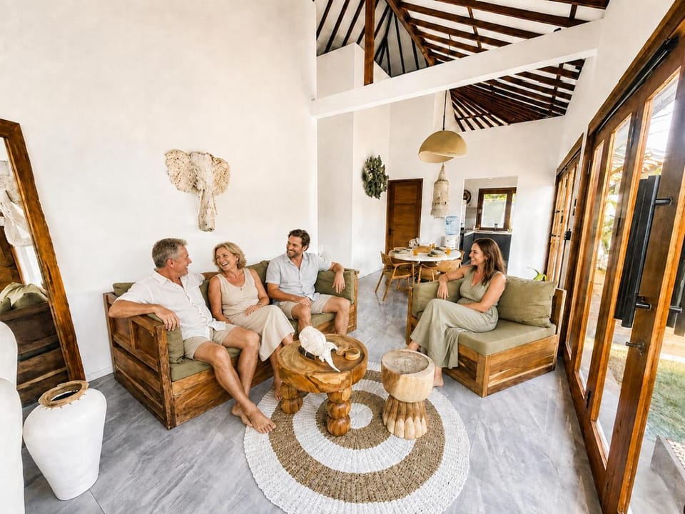 Living room, Lounge or bar, group of guests