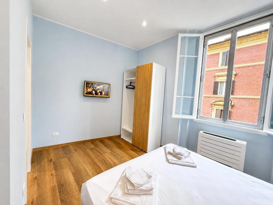 Portici - Room with private bathroom in the center Bed and Breakfast in Bologna