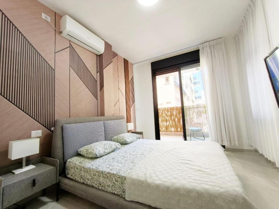 Bed, TV and multimedia, Photo of the whole room, Bedroom, air conditioner