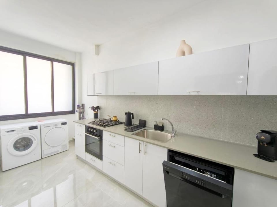Coffee/tea facilities, Kitchen or kitchenette, dishwasher, oven, stove, washing machine, dryer