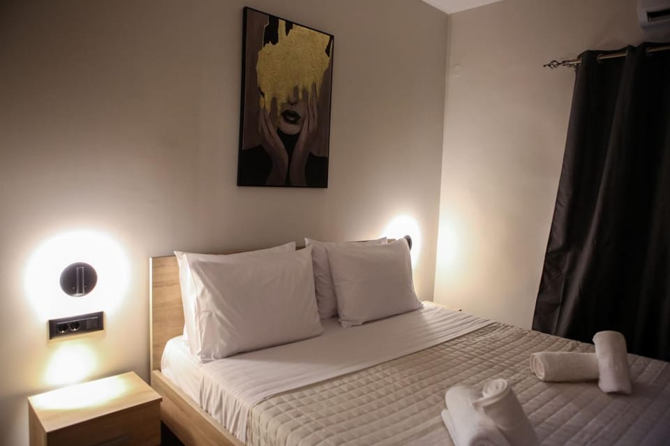 Bed, Bedroom, towels