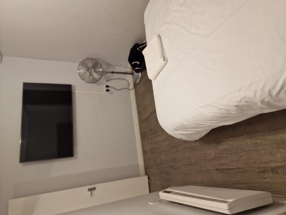 Communal lounge/ TV room, Bed, TV and multimedia, Bedroom