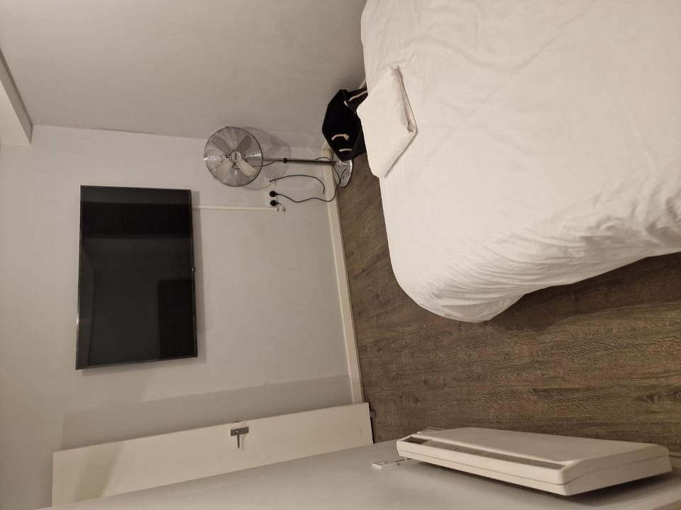 Communal lounge/ TV room, Bed, TV and multimedia, Bedroom