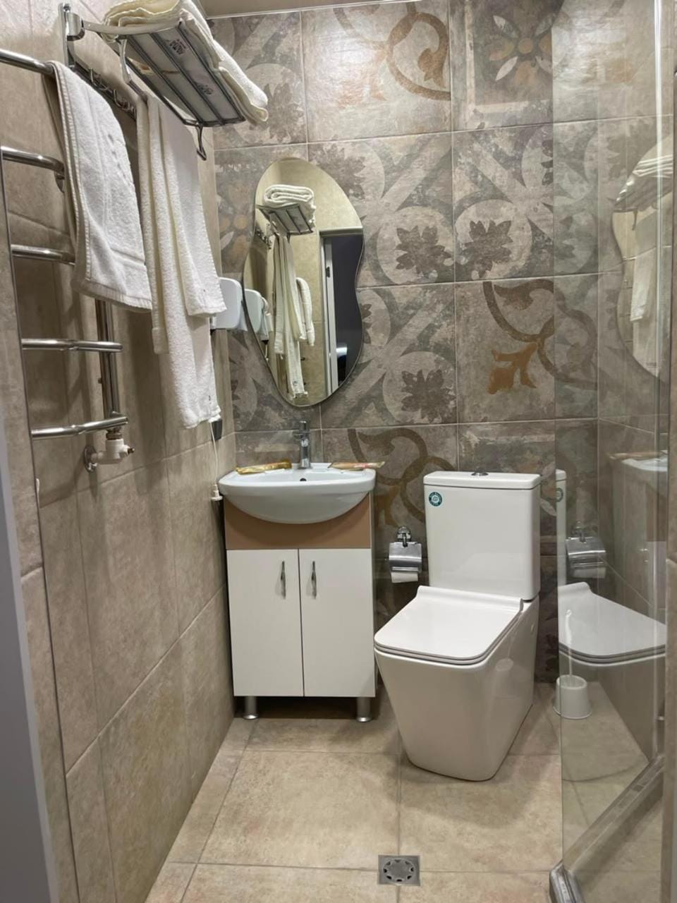Shower, Toilet, Bathroom, towels
