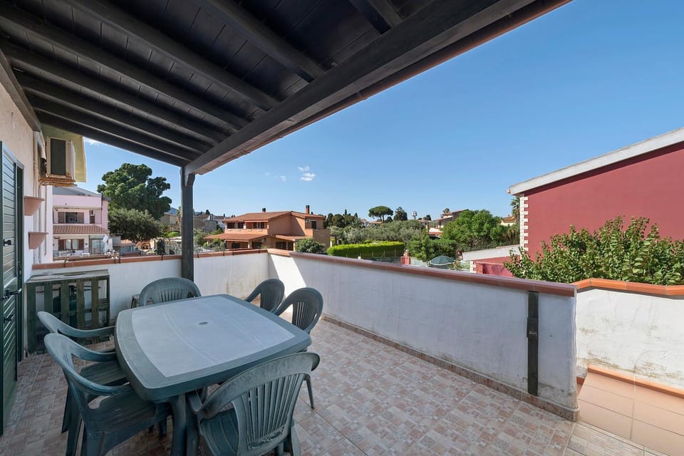 Property building, Balcony/Terrace, Living room