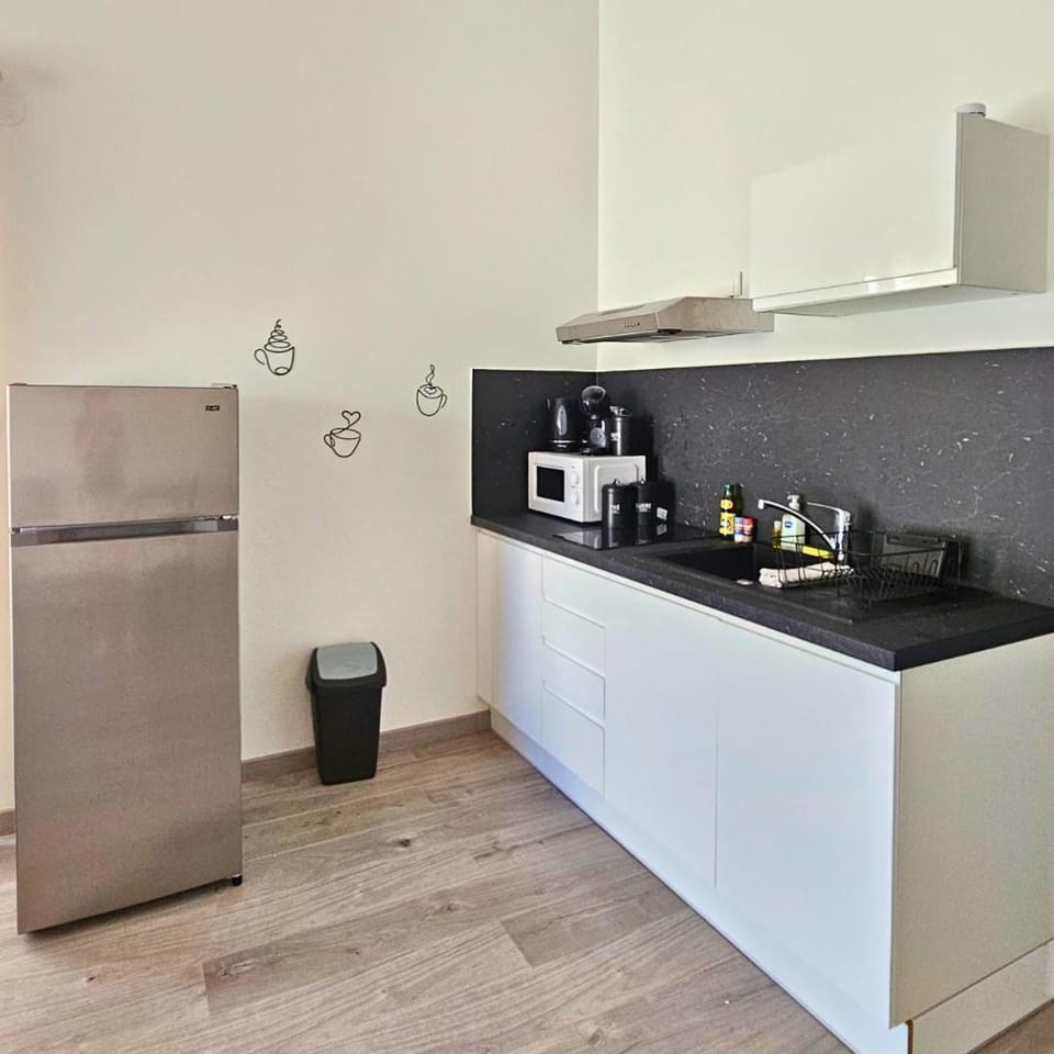 Coffee/tea facilities, Kitchen or kitchenette, stove, toaster