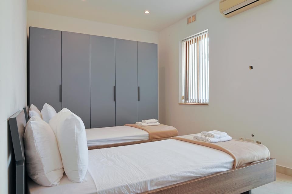 Bed, Photo of the whole room, Bedroom, towels, air conditioner