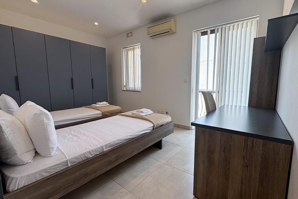 Bed, TV and multimedia, Living room, Photo of the whole room, Bedroom, air conditioner