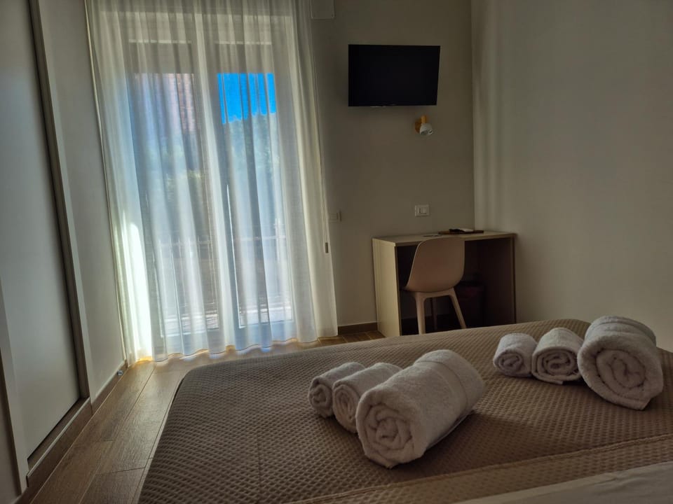 Bed, TV and multimedia, Photo of the whole room, Bedroom, towels