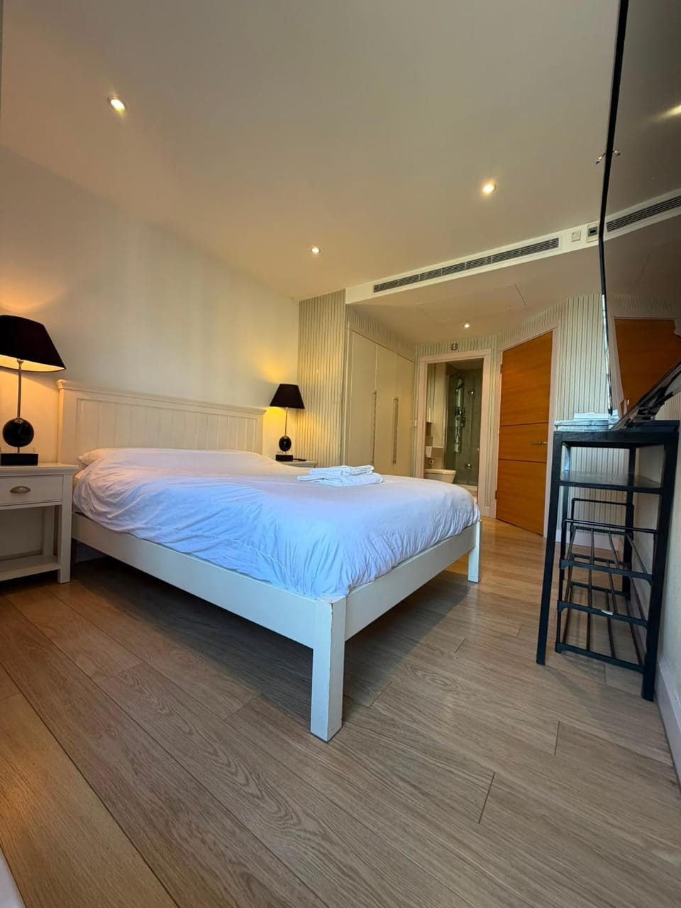 Stunning 2-Bed Riverside Oasis - Imperial Wharf Apartment in London