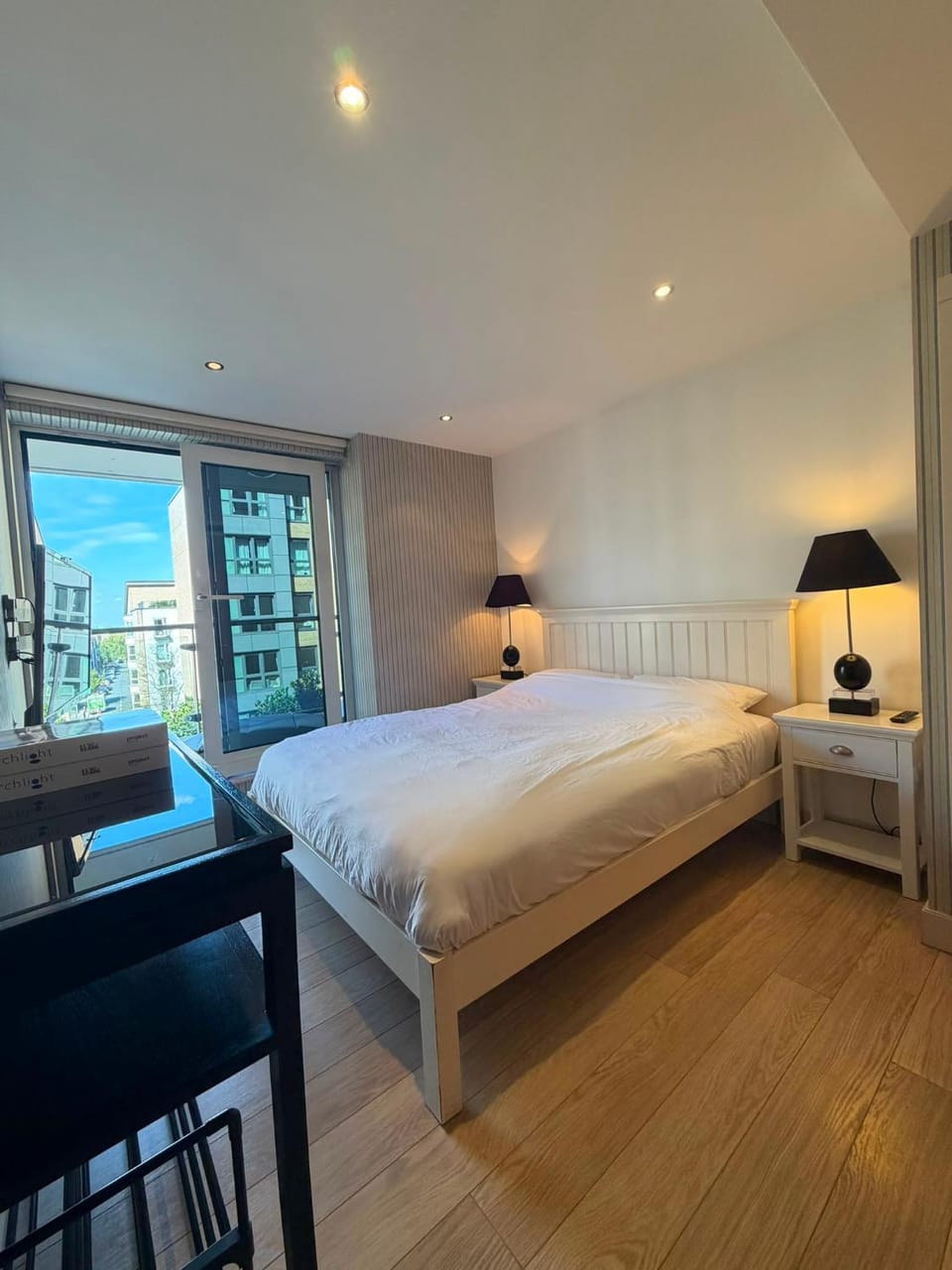 Stunning 2-Bed Riverside Oasis - Imperial Wharf Apartment in London