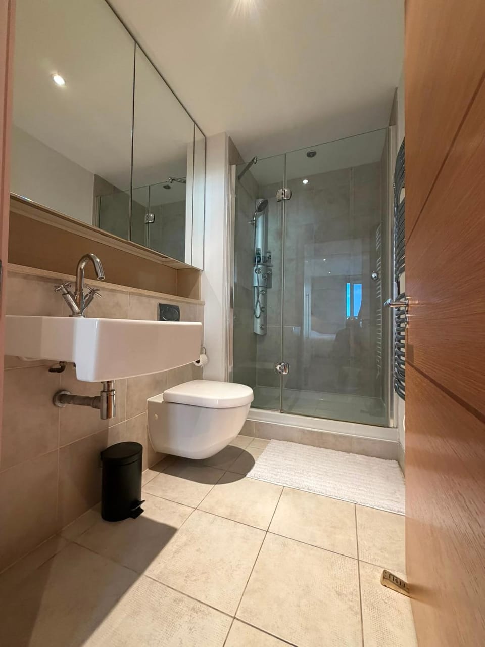 Stunning 2-Bed Riverside Oasis - Imperial Wharf Apartment in London