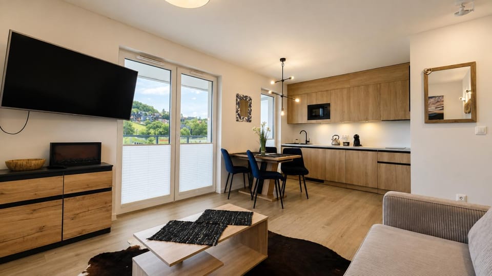 TV and multimedia, Kitchen or kitchenette, Living room, Seating area, Dining area