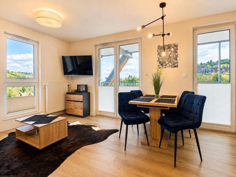 TV and multimedia, Kitchen or kitchenette, Living room, Seating area, Dining area