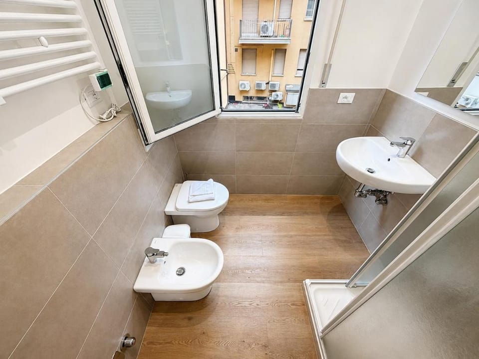 Nettuno - Room with private bathroom in the center Bed and Breakfast in Bologna