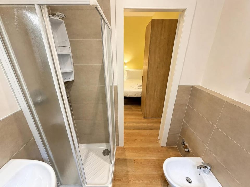 Nettuno - Room with private bathroom in the center Bed and Breakfast in Bologna