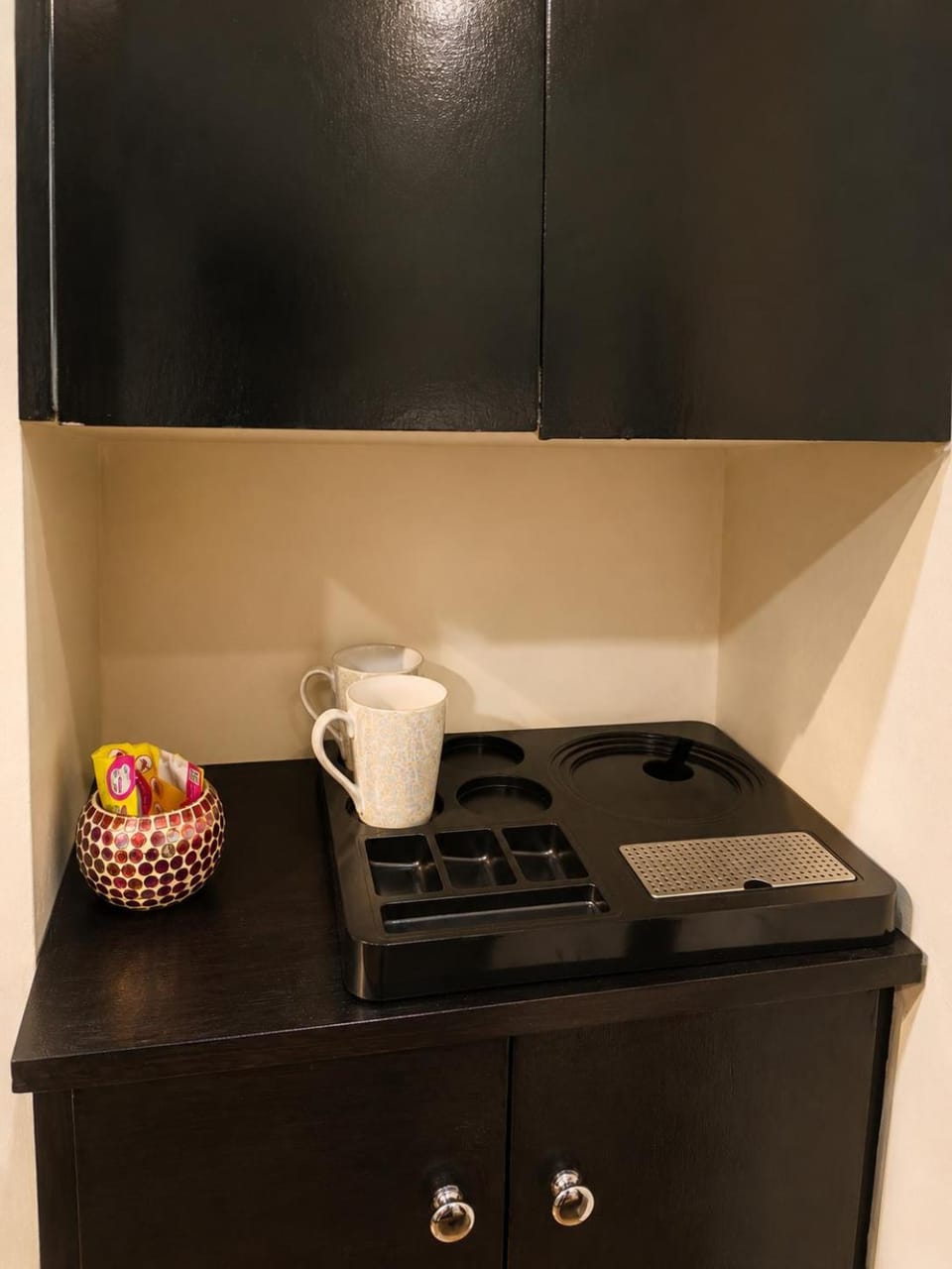 Coffee/tea facilities, Kitchen or kitchenette, stove
