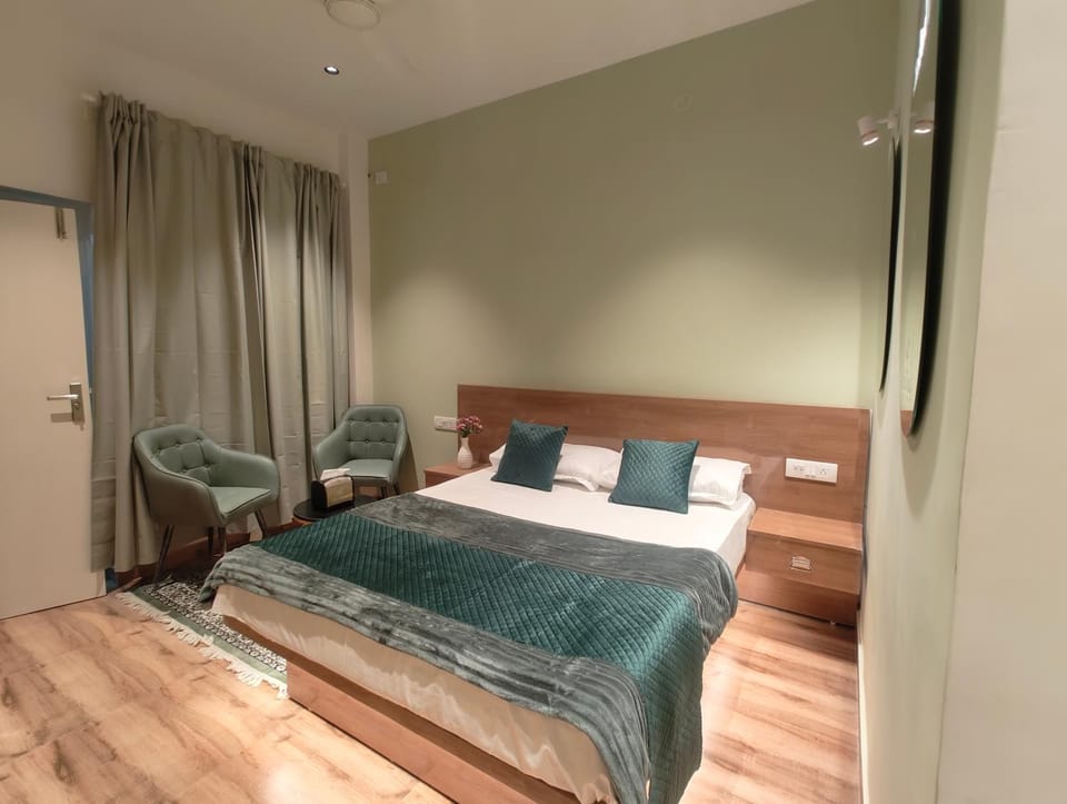 Bed, Photo of the whole room, Bedroom, towels