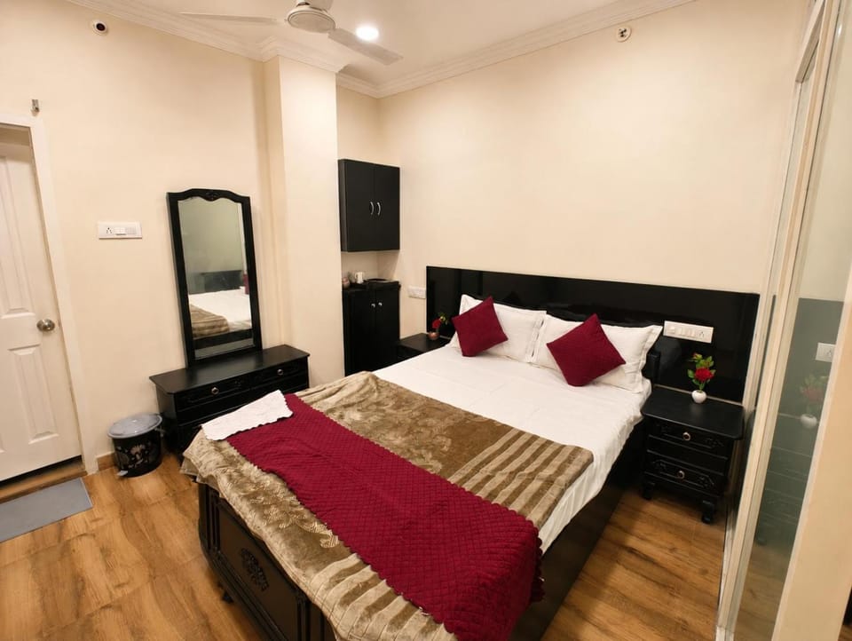 Bed, TV and multimedia, Photo of the whole room, Bedroom, towels, wardrobe