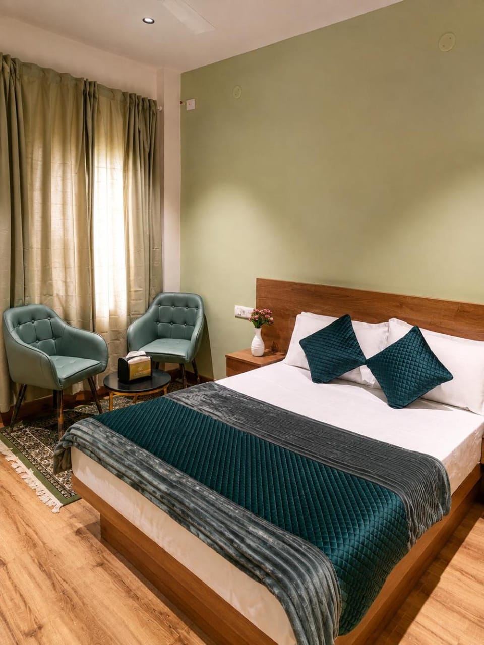 Bed, Living room, Photo of the whole room, Seating area, Bedroom