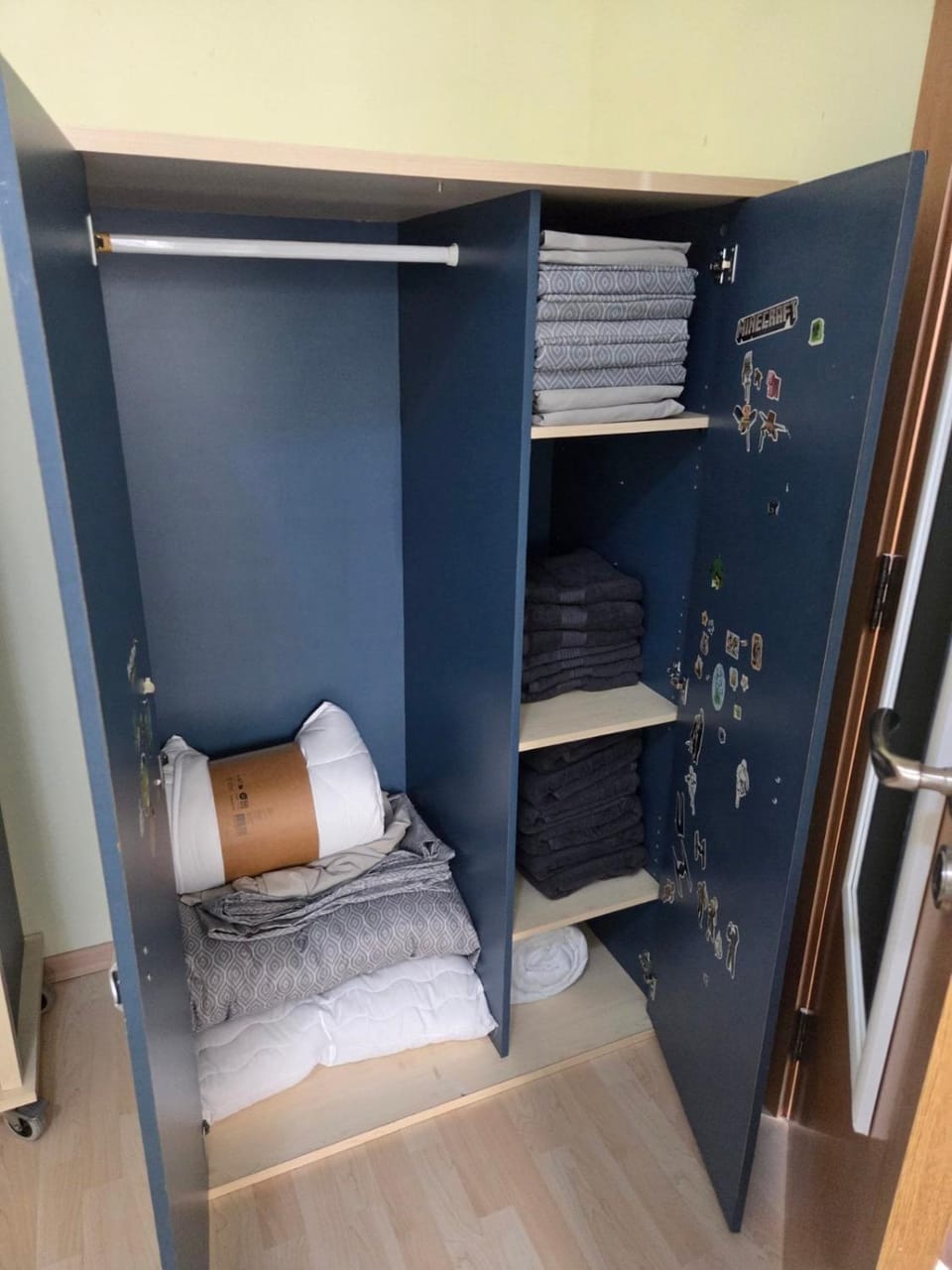 towels, wardrobe