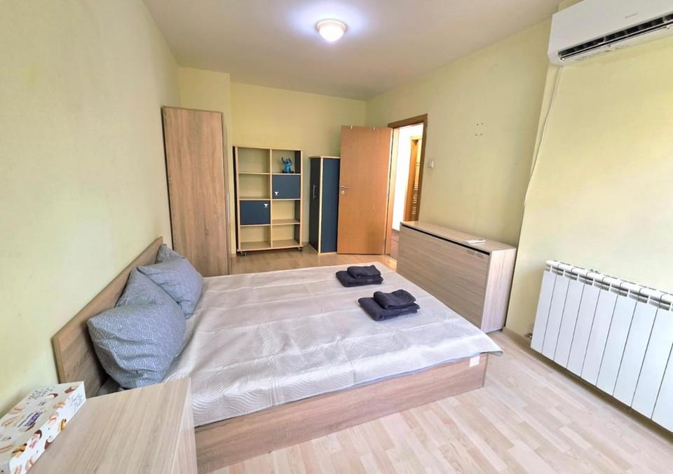 Bed, Photo of the whole room, Bedroom, internet, towels, wardrobe