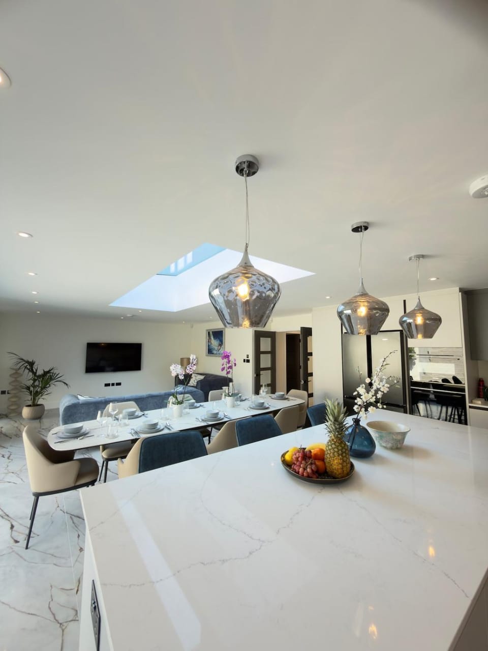Communal lounge/ TV room, TV and multimedia, Kitchen or kitchenette, Food and drinks, Seating area, Dining area