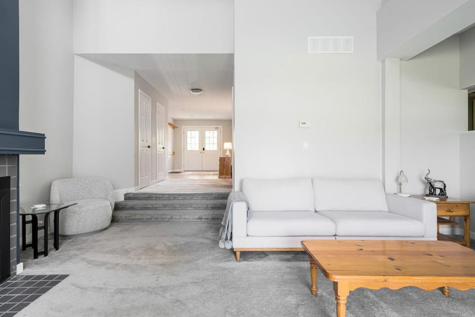 The Summit Stay - Walk to Blue Mountain Village Apartment in Grey Highlands