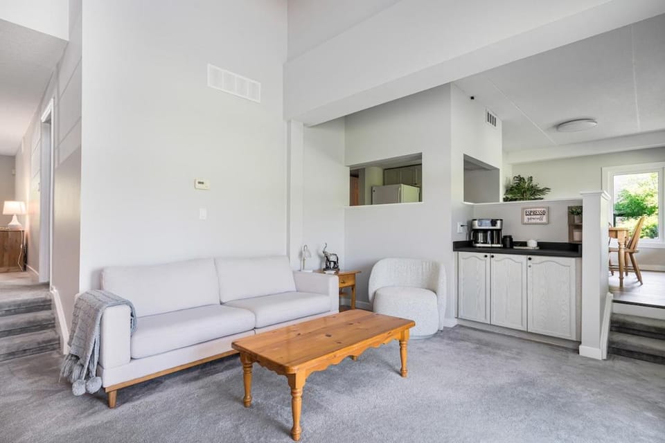 The Summit Stay - Walk to Blue Mountain Village Apartment in Grey Highlands