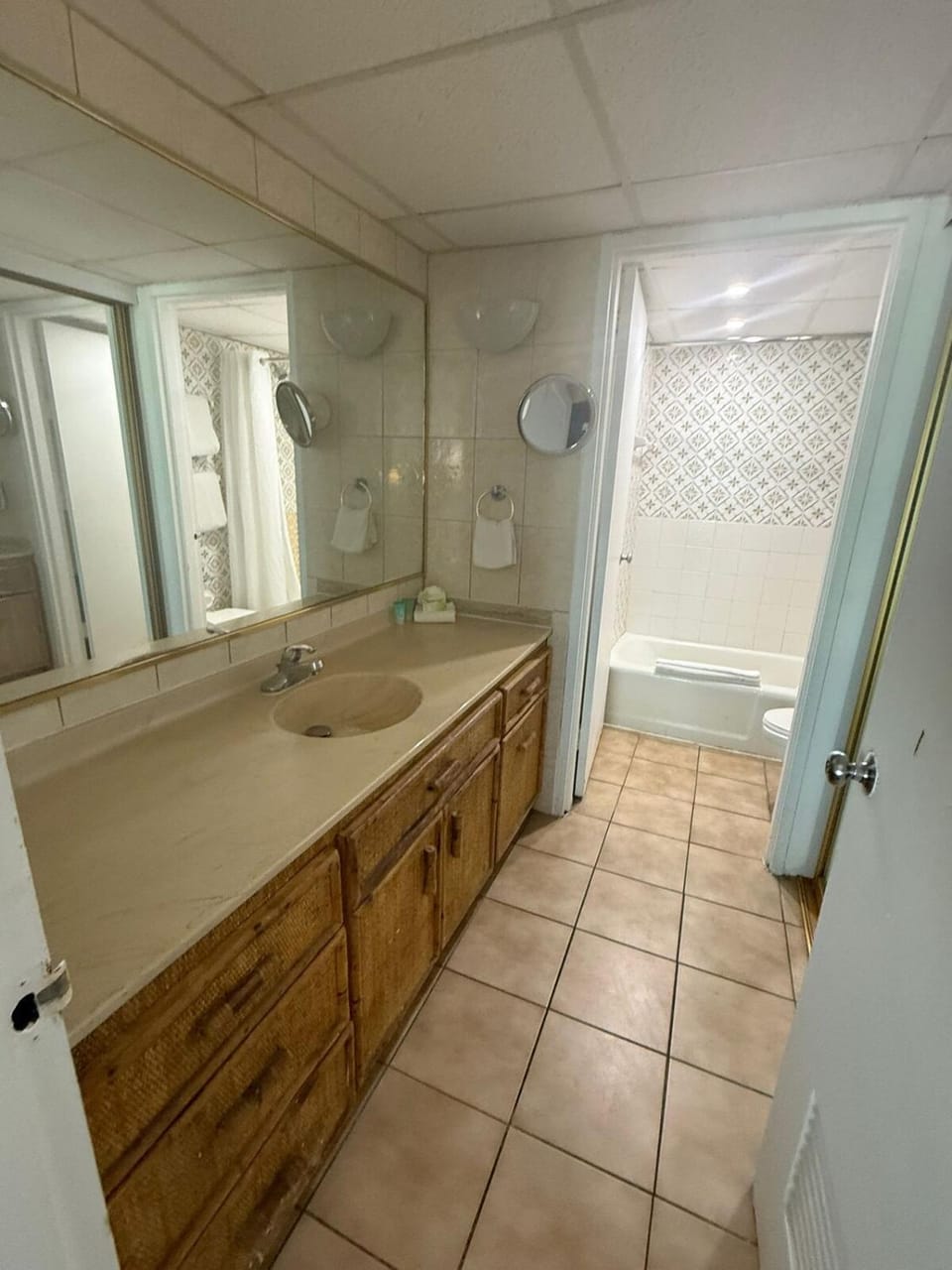 Beachfront Studio - King Bed - Walk to Everything Apartment in Carolina