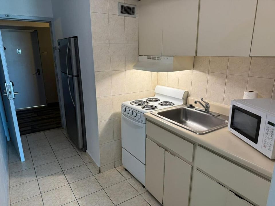 Beachfront Studio - King Bed - Walk to Everything Apartment in Carolina