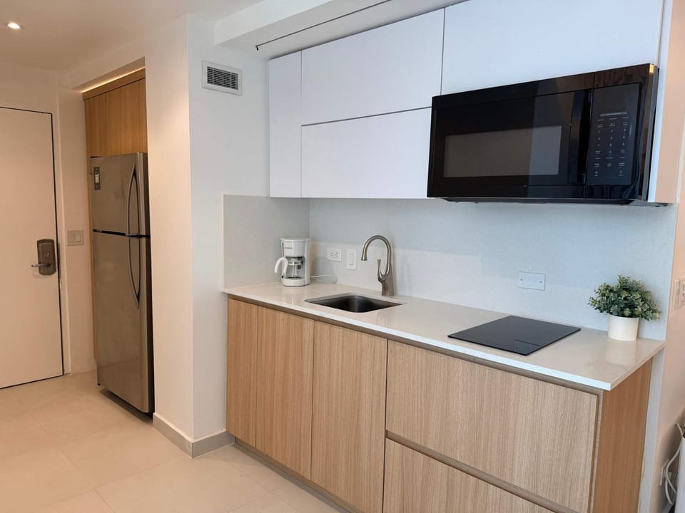 Balcony Studio - Ocean Breezes AC- Prime Location Apartment in Carolina