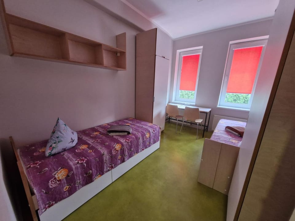Bed, Photo of the whole room, towels