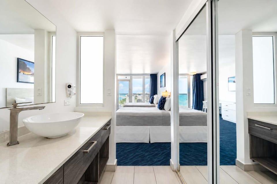 Chic Coastal Retreat - OceanViews & Prime Location Apartment in Carolina