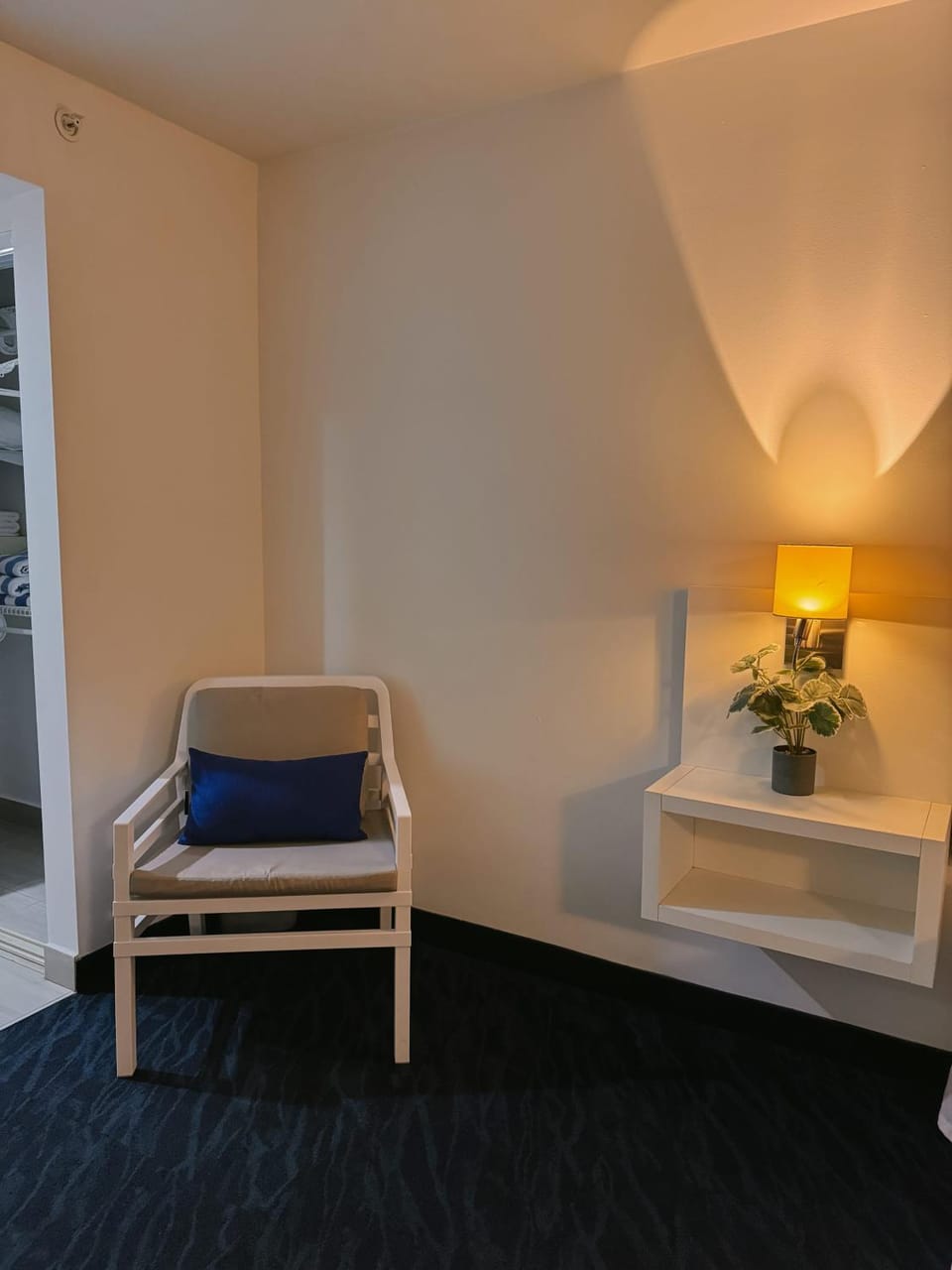 Isla Verde Beachfront Studio - King Bed - ESJ Apartment in Carolina