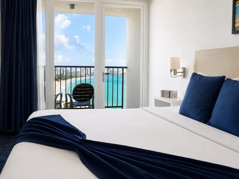 Romantic Ocean View Penthouse - King Bed - Balcony Apartment in Carolina