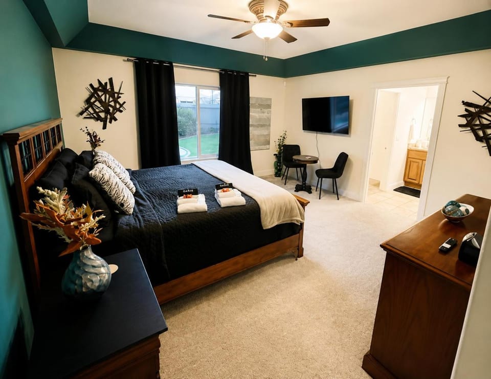 Bed, TV and multimedia, Photo of the whole room, Bedroom