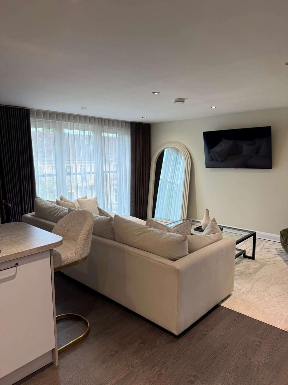 Modern 2 Bed Flat close to Train Station and Hydro Apartment in Glasgow