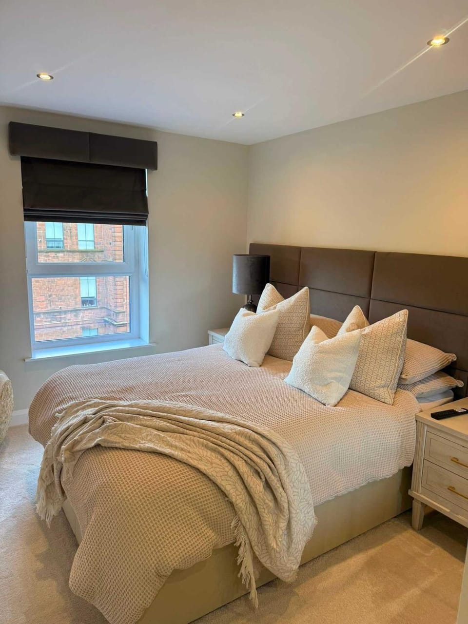 Modern 2 Bed Flat close to Train Station and Hydro Apartment in Glasgow