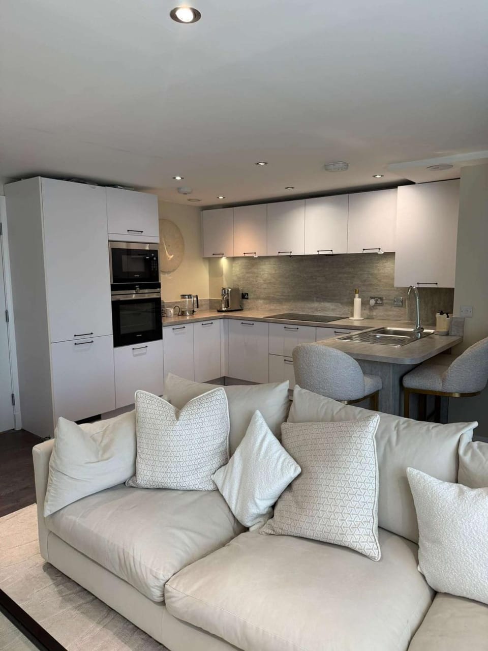 Modern 2 Bed Flat close to Train Station and Hydro Apartment in Glasgow