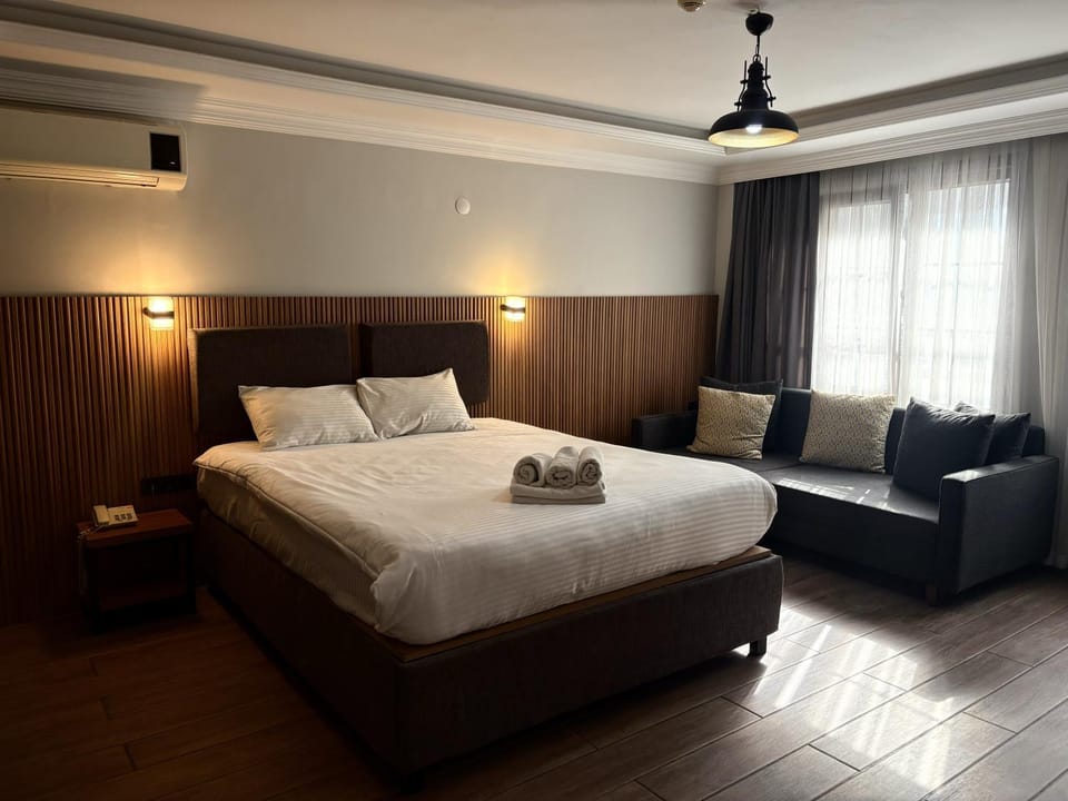 Bed, towels