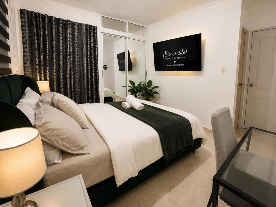 Bed, TV and multimedia, Photo of the whole room, Seating area, Bedroom